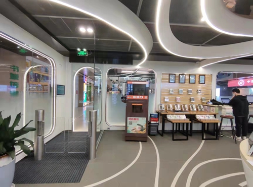 使用了书店销售管理软件的无人书店，只要进行人脸识别即可进入店内
