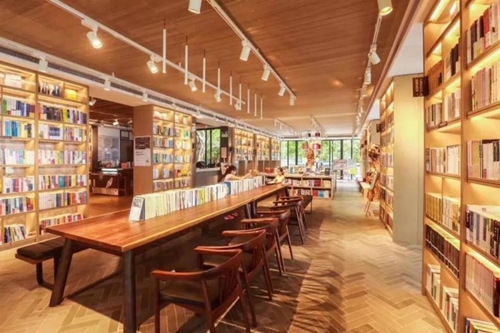 电子会员是帮助实体书店进行线上营销的利器，目前很多书店经营者都非常关注电子会员功能这一领域，主要在于电子会员功能如何提升书店线上服务体验和拓客功能。