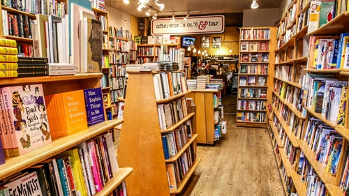 书店会员营销是当下一个极其关键且难运营的书店经营的突破点，如果你是一名书店的工作人员要运营社群，那么应该怎么做呢？