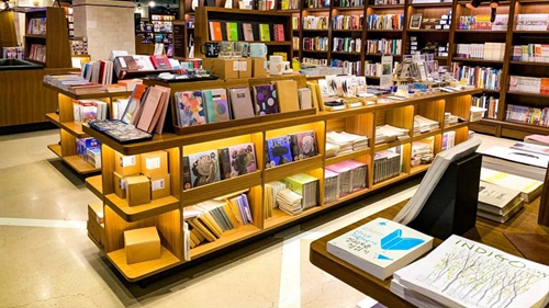一款合适的图书管理软件，必然会给书店的管理带来优化空间，除了可以减少人力和物力的消耗，更能把管理工作规范化、智能化。那么书店一般使用什么图书管理软件呢？