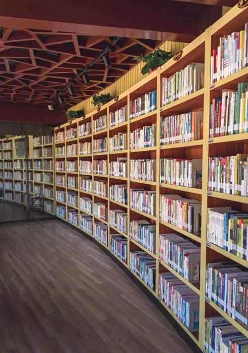 天心区24小时图书馆是一家融入全新生态学理念的智慧型图书馆，图书馆精心设计了读者体验区、阅读区、沙龙区等，拥有基础藏书9800余册，特藏书籍100余册，配置了专用图书管理系统，安装了自助办证机、自助借还书机、电子书刊借阅机等高科技设备。