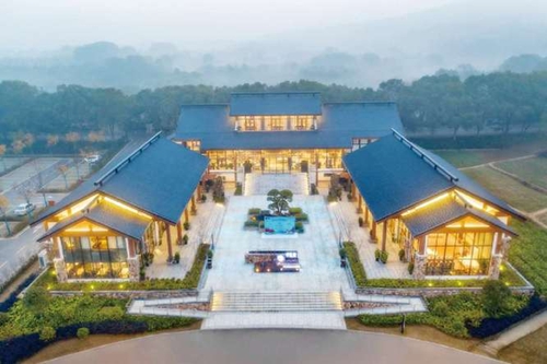 在喧嚣的景区，一个个人文与自然美妙相处的书店，也成了游子们的“天涯萦归处”。